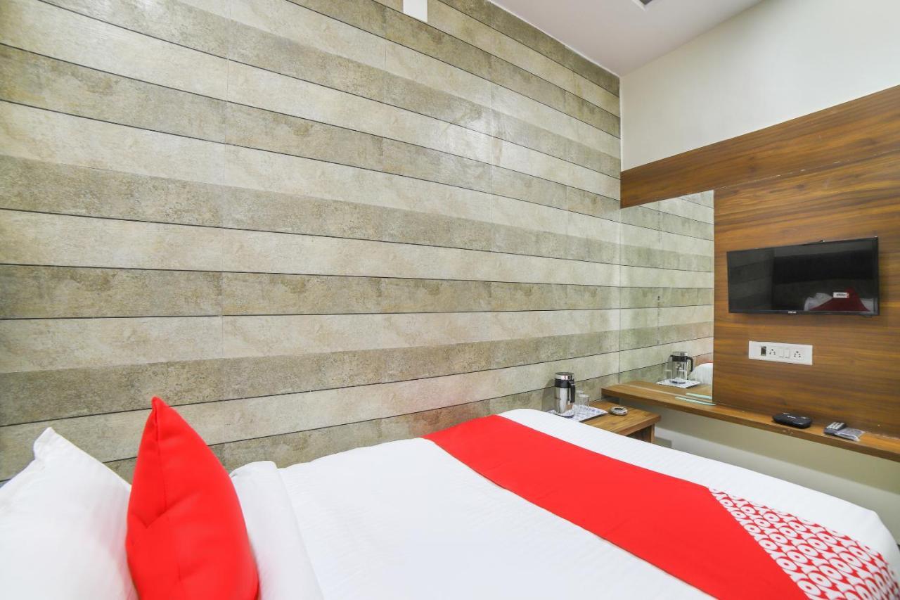 Oyo 67345 Hotel Anjani Inn Naroda Extérieur photo