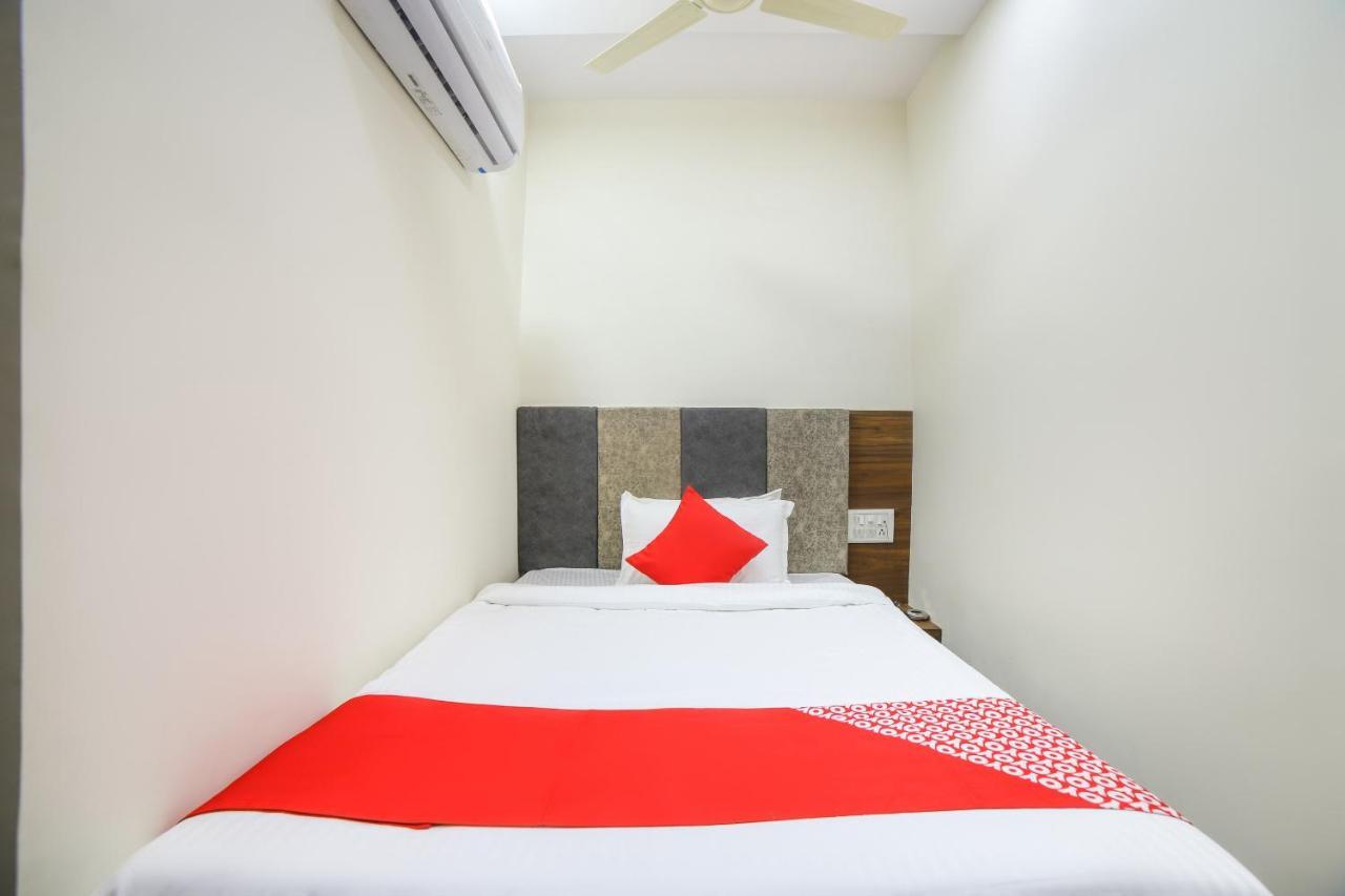 Oyo 67345 Hotel Anjani Inn Naroda Extérieur photo