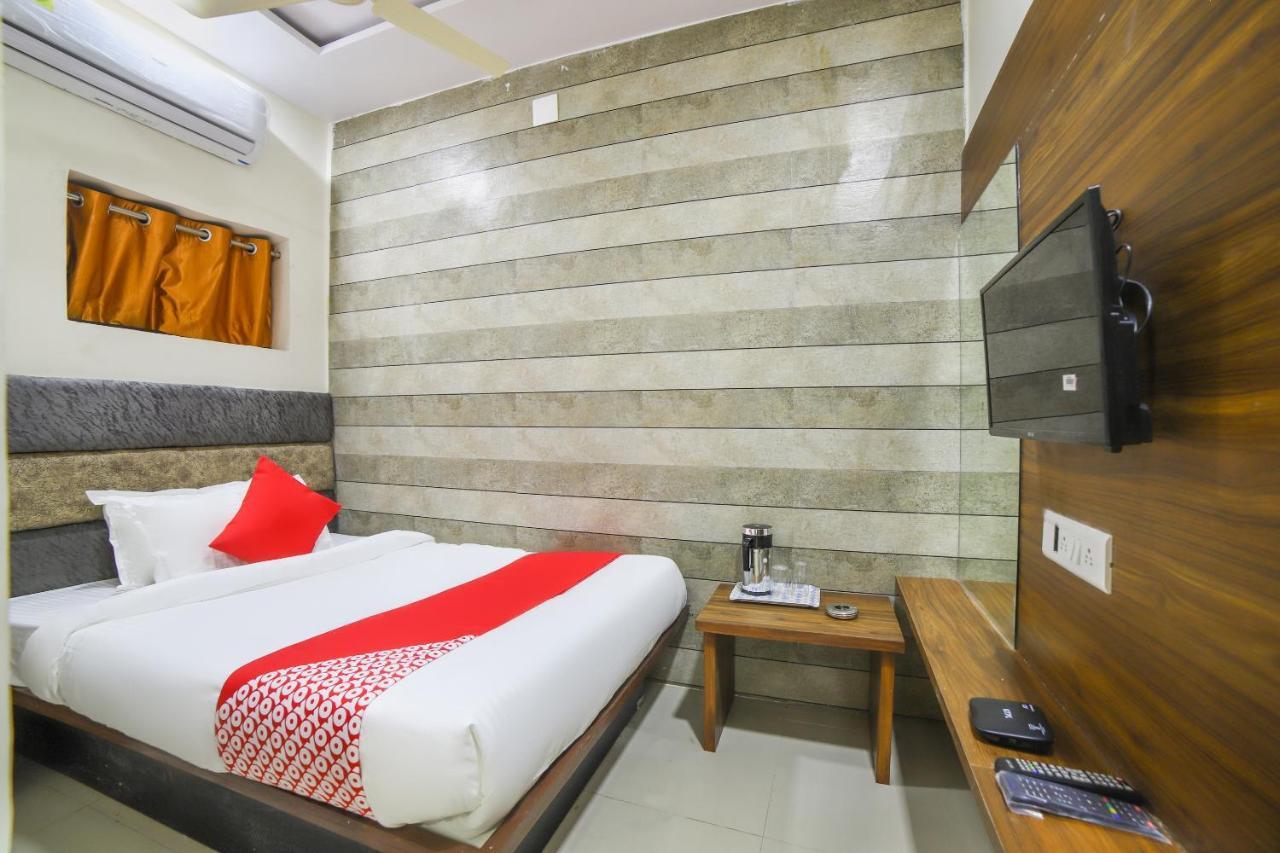 Oyo 67345 Hotel Anjani Inn Naroda Extérieur photo
